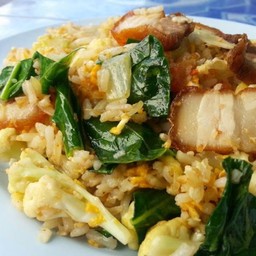 ข้าวผัดหมูกรอบ