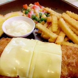 สเต็กหมูชุบแป้งทอด+ชีสเชสด้า