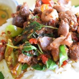 กระเพราเครื่องในไก่