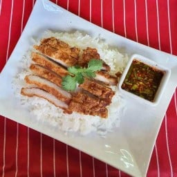 ข้าวหมูสามชั้นทอด+ข้าวไก่ทอด น้ำจิ้มแจ่ว (ลัลลี่วิลล์1)