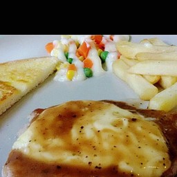 สเต็กหมูพริกไทยดำ+ชีสเชสด้า (เพิ่มชีสให้มันนัวเข้าไปอีกค่ะ)