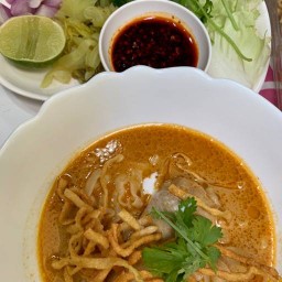 ข้าวซอย ขนมจีนน้ำเงี้ยว ร้านศรีย่านอาหารเหนือ(เจ้าเก่าประชานิเวศน์ 1)