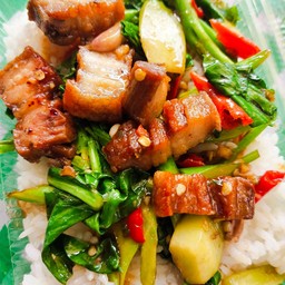 คะน้าหมูกรอบ