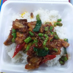 กระเพราหมูกรอบราดข้าว