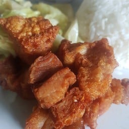 ข้าวหมูกรอบทอดน้ำปลา