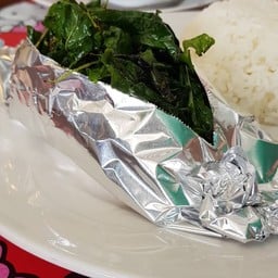 ข้าวปลาอบใบกระเพา