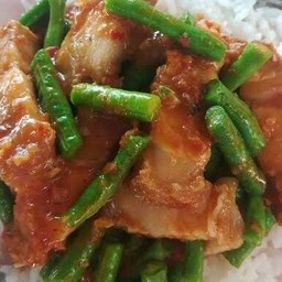 พริกแกงหมูกรอบ