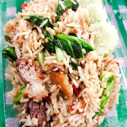 ข้าวผัดคะน้าหมูกรอบคลุกข้าว