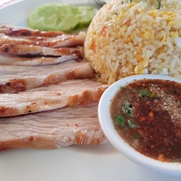 ข้าวผัดคอหมูย่าง