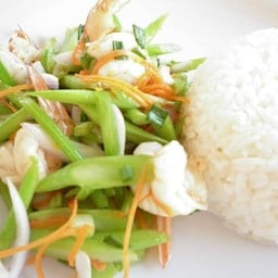 ข้าวยำคะน้ากุ้งสด