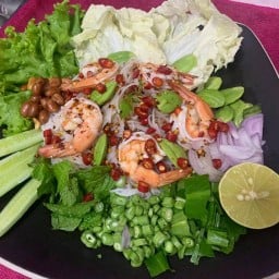 แซ่บนัวครัวแม่แฝด ยำขนมจีนเส้นสด