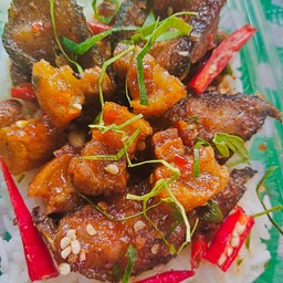 ฉู่ฉี่หมูกรอบปนปลาดุกกรอบ