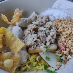 ร้านอิ่มรักก๋วยเตี๋ยวห้อยขา