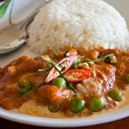 ข้าวราดพะแนงหมู เข้มข้น+ไข่ต้ม