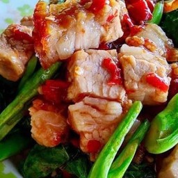 หมูกรอบผัดคะน้า (กับข้าว)