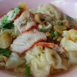 ชายสี่ บะหมี่เกี๊ยว หน้าโรงพยาบาลพิจิตร
