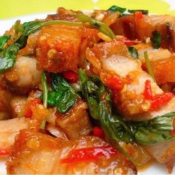 หมูกรอบผัดกรดเพรา