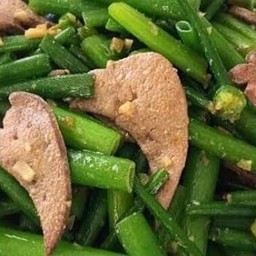 ผัดดอกหอมตับหมู