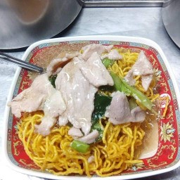 ราดหน้ายอดผักนายลภ