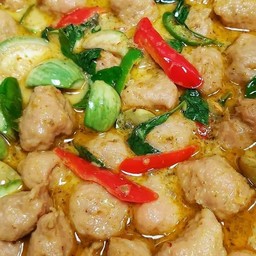 แกงเขียวหวานลูกชิ้นปลากราย