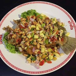 เรื่องทอดปลาของที่นี่ ไม่ต้องพูดถึง อร่อยกรอบนอก เนื้อฉ่ำหวาน แต่จานนี้เสริฟพร้อ