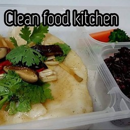 ข้าวไรซ์เบอรี่+ ปลาดอลลี่นึ่งซีอิ๊ว+ผักลวก
