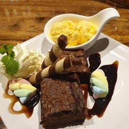 รสชาติของคนชอบทานหวาน ช๊อกโกเเลตเเละไอศครีมวลินาเข๊ากันเข้ากันคร้าา