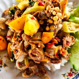 ผัดพริกแกงรังไข่ไก่
