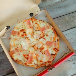 พิซซ่าหน้าเบคอนไส้กรอก