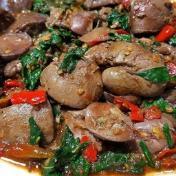 กระเพราเครื่องในไก่