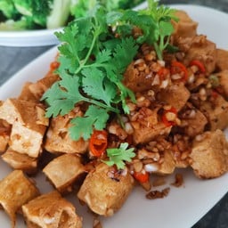 เเต้าหู้ทอดกระเทียมพริกสด