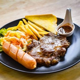 สเต็กสันคอหมู+ ไส้กรอก