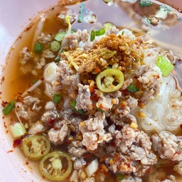 ก๋วยเตี๋ยวเส้นเล็กหมูสับต้มยำ