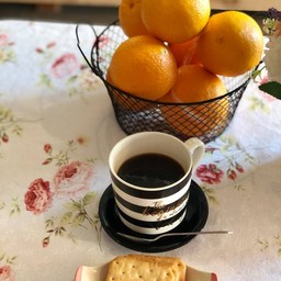 อเมริกาโน่ร้อนเสริฟเคียงบิสกิต