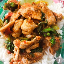 ผัดพริกแกงหมูหมักราดข้าว