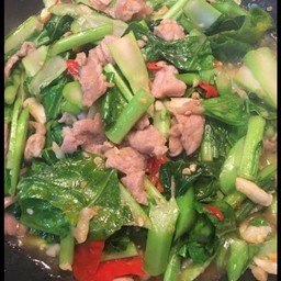 เป็นกับข้าวคะน้าหมูชิ้น