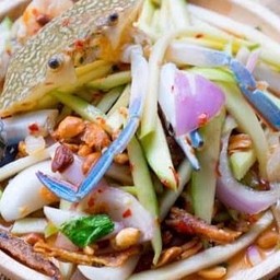 ยำมะม่วงปูม้าปลากรอบ