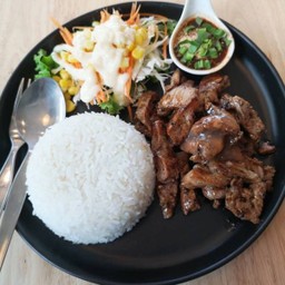 ข้าวหน้าเนื้อย่างจิ้มแจ่วว