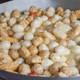 ลูกชิ้นทอดน้ำจิ้มรสเด็ดเจ๊แตน