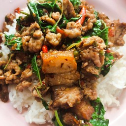 ผัดกระเพราหมูสับปนหมูกรอบ