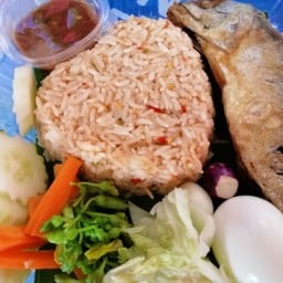 ข้าวคลุกน้ำพริกกะปิปลาทู