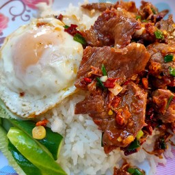 ข้าวเนื้อคั่วพริกเกลือไข่ดาว