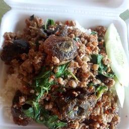 กระเพราหมูสับไข่เยี่ยวม้า