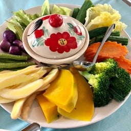 น้ำพริกไข่ปู เสริฟพร้อมผักเคียงเยอะมาก
