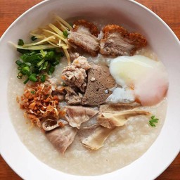 โจ๊กหมู เครื่องใน หมูกรอบ ไข่