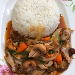 ข้าวไก่ทอดผัดเม็ดมะม่วง