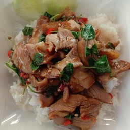กระเพราคอหมูย่าง