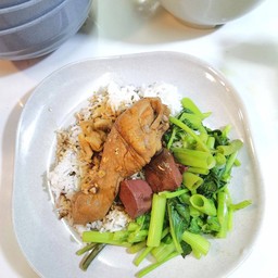 ข้าวน่องไก่ตุ๋น