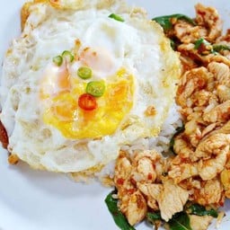 กะเพราไก่ไข่ดาวราดข้าว