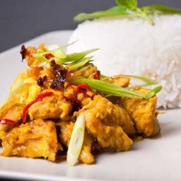 ไก่ผัดพริกแกงใต้ราดข้าว
